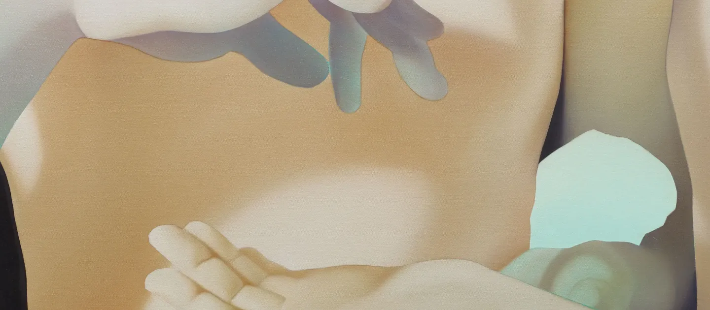 Detailaufnahme von zwei hellen Händen in einer künstlerischen Pose vor einem hellen Hintergrund, Kunstwerk von Vivian Greven