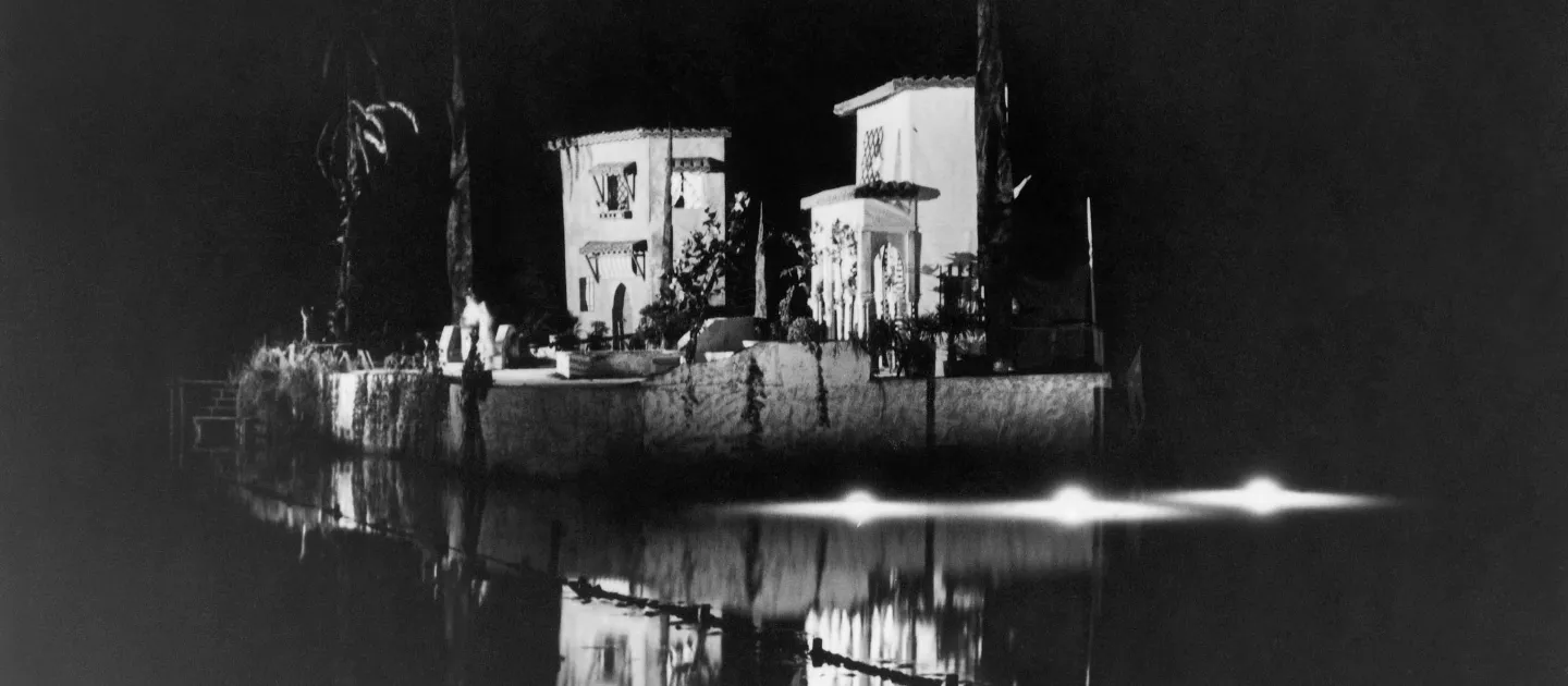 Kleine Insel im Wasser, südländische Häuser, Palmen - Bühnenbild für "Die Entführung aus dem Serail" 1947 auf der Seebühne