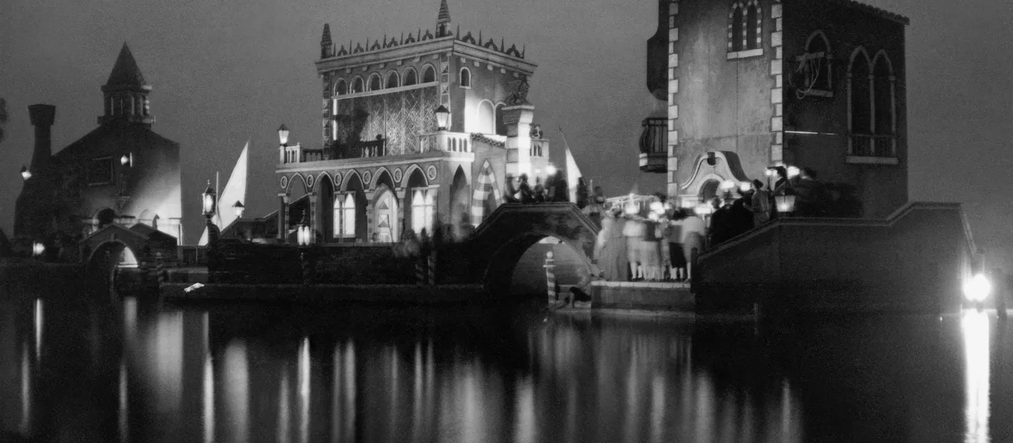 Drei Gebäude als Kulissen im Wasser, dekoriert, schwarz weiß - Bühnenbild für "Eine Nach in Venedig" auf der Seebühne 1948