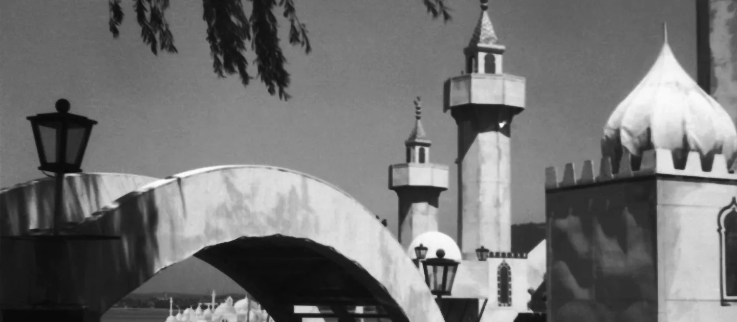 Orientalische Türme und eine Brücke sind zu sehen - schwarz-weiß Fotografie - Bühnenbild für "Tausendundeinenacht" auf der Seebühne 1949
