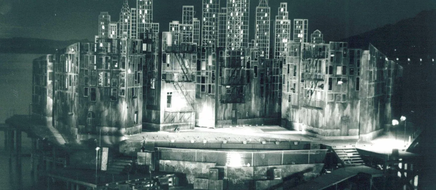 Szene aus "West Side Story", 1981 auf der Seebühne, angedeutete Stadtsilhouette mit heruntergekommenen Gebäuden, teils beleuchtet