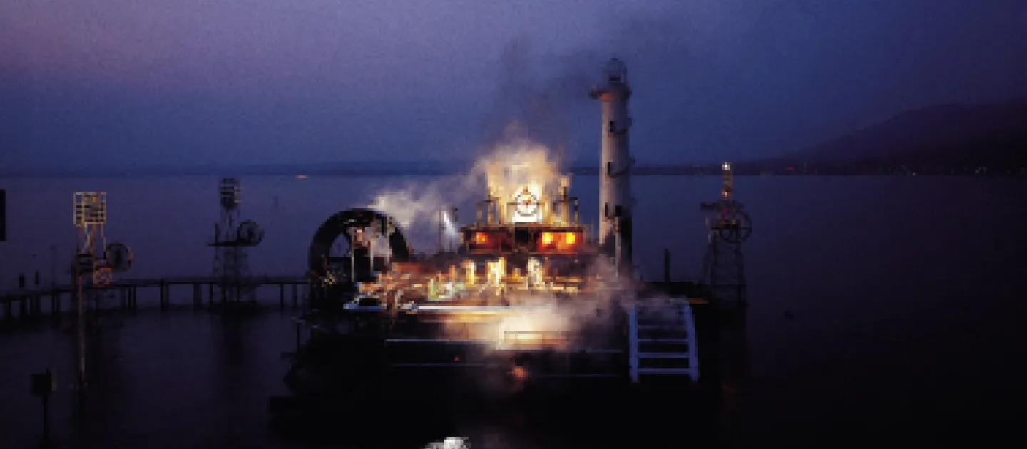Szene aus "Hoffmanns Erzählungen", 1990 auf der Seebühne, Leuchtturm, Nebeleffekte, mittig befinden sich kostümierte Darstellende 