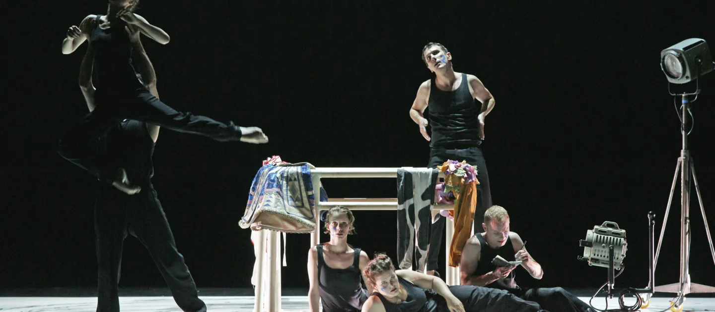 Szene aus "Nijinskys Tagebuch", 2012 im Theater am Kornmarkt, sechs Darstellende in dunkler Kleidung, zwei in Hebeposition, die anderen sitzen oder liegen
