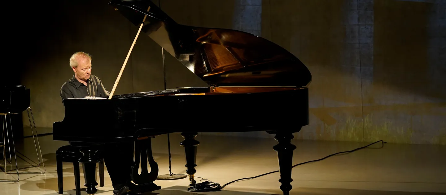 Szene aus "Konzert im KUB", 2018 im Kunsthaus Bregenz, Pianist spielt am Flügel