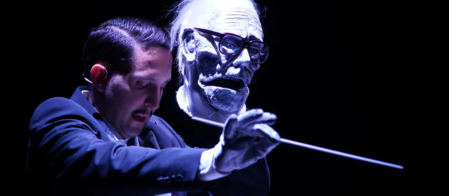 Szene aus "Böhm", 2018 im Theater im Kornmarkt, Habjan mit Puppe