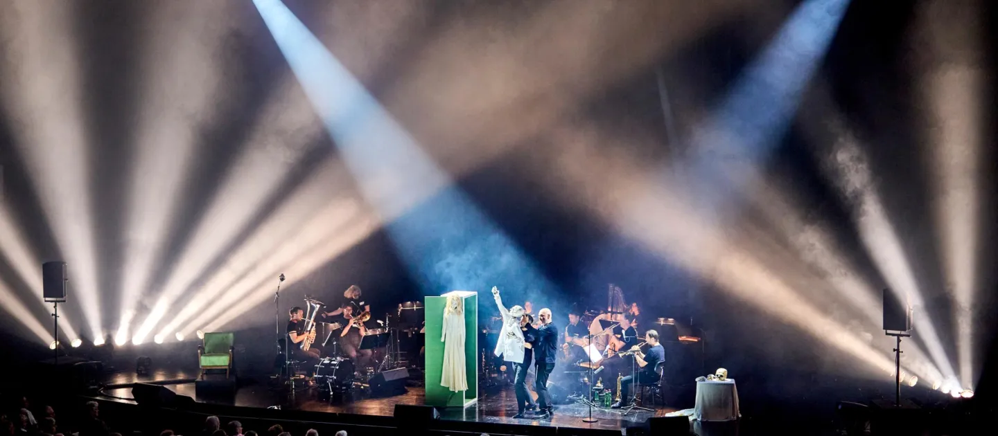 Szene aus "Die schöne Müllerin", 2023 im Festspielhaus, Musiker:innen auf der Bühne, Publikum davor