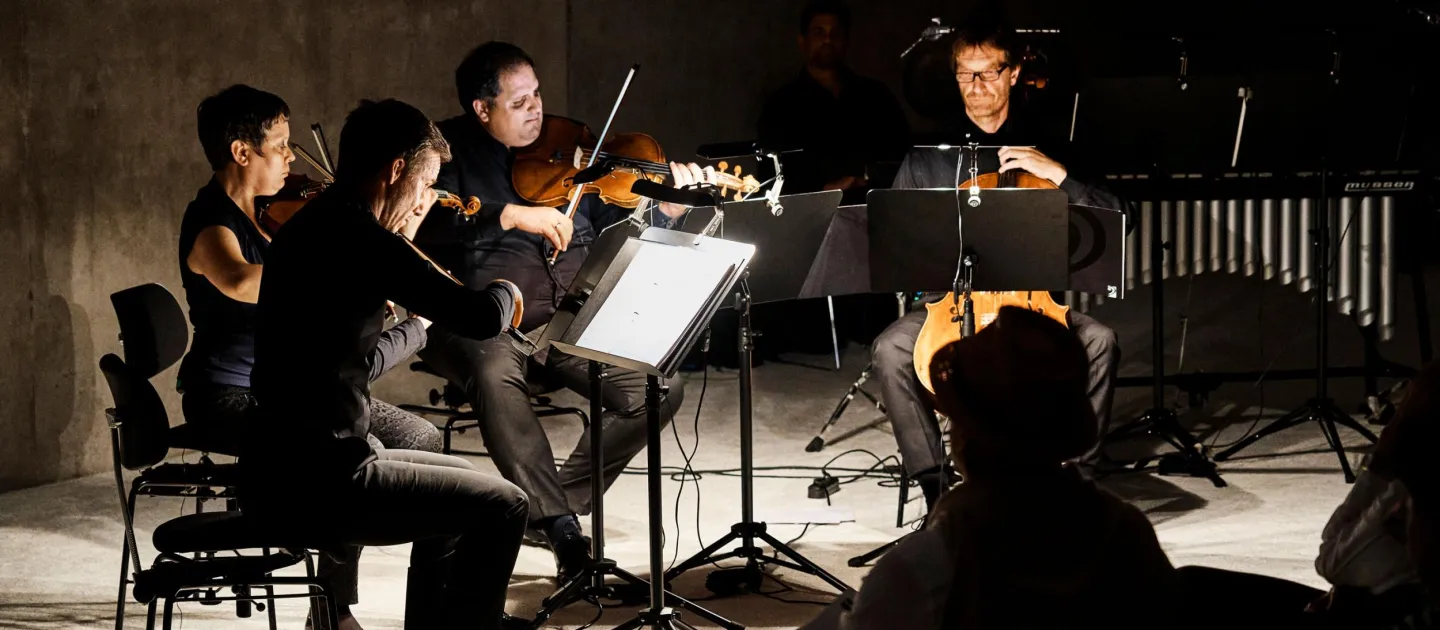 Szene aus "Konzert im KUB", 2022 im Kunsthaus Bregenz, vier Musiker:innen spielend vor Publikum
