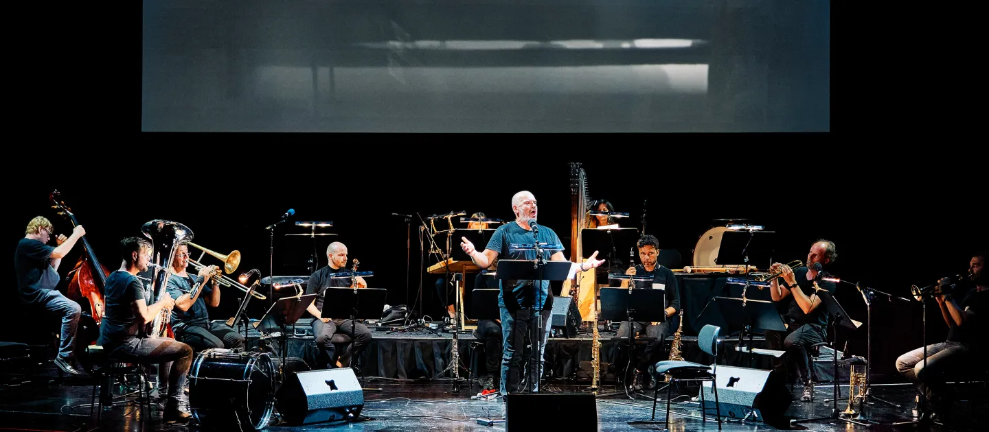 Szene aus "Alles wieder gut", 2020 im Festspielhaus, Musicbanda Franui spielt, Florian Boesch singt zentral