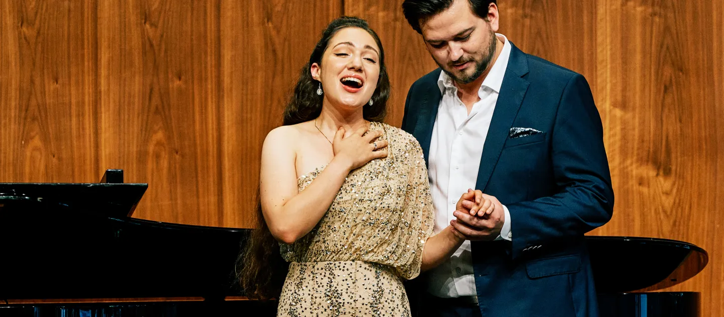 Szene aus "Musik & Poesie", 2020 im Festspielhaus, eine Sängerin beim Singen, ein Mann steht neben ihr, hält ihre Hand