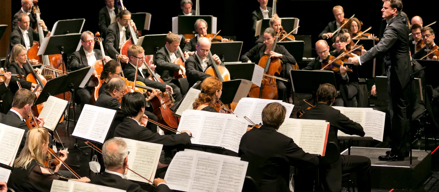 Szene aus "Wiener Symphoniker", 2020 im Festspielhaus, Orchester mit Dirigent im Vordergrund