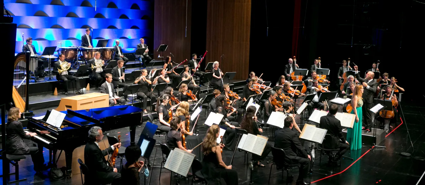 Szene aus "Symphonieorchester Vorarlberg", 2020 im Festspielhaus, Orchester mit Sängerin im Vordergrund