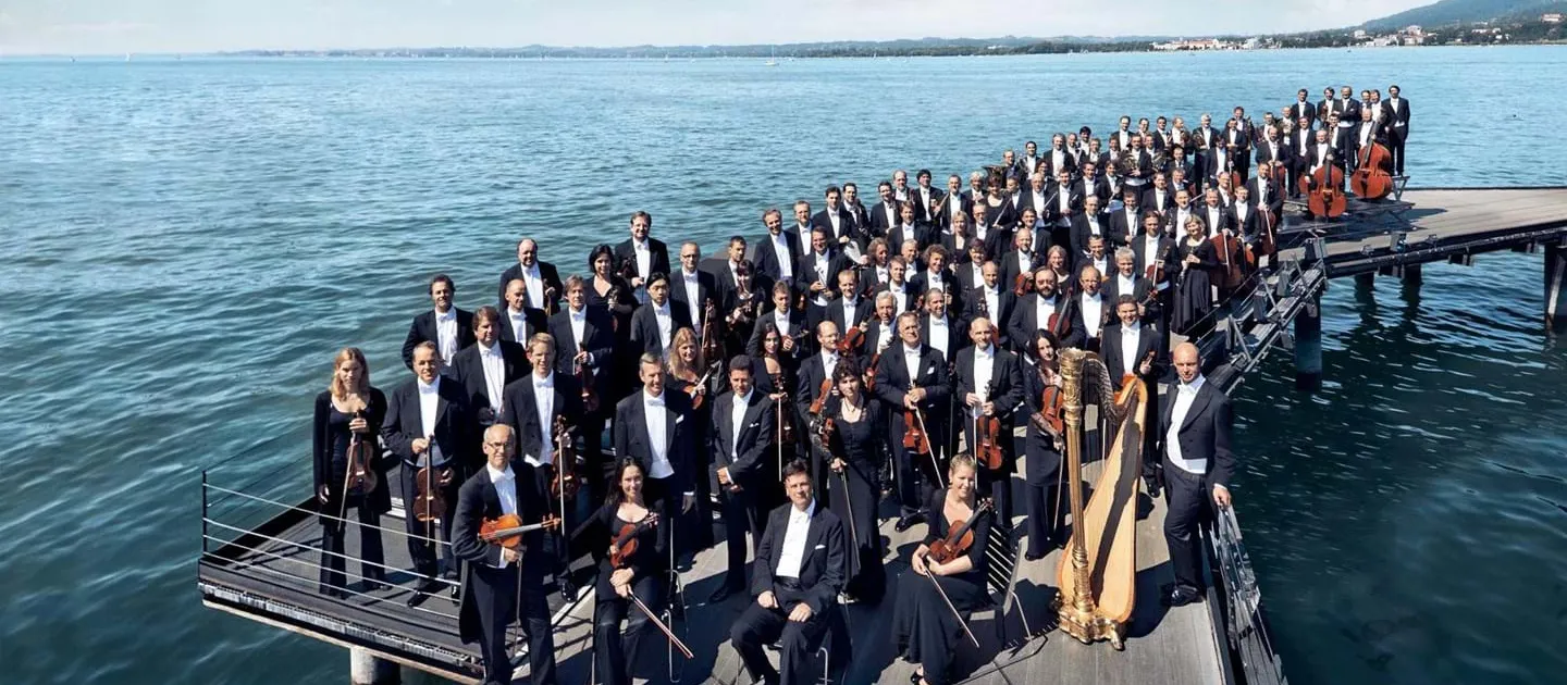Wiener Symphoniker, gesamtes Orchester auf dem Steg zur Seebühne