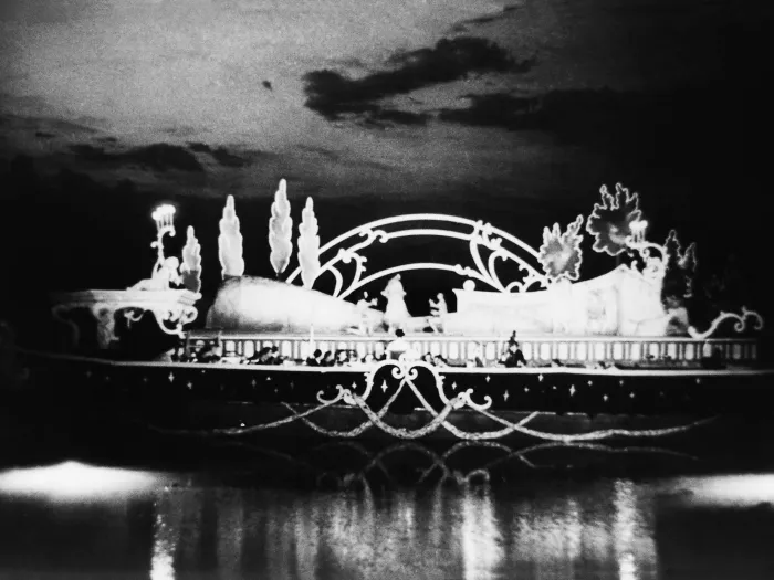Aufnahme auf 1946 in schwarz weiß, Seebühne im Gondelhafen, kleine Landschaft mit Bäumen, einem verzierten Bogen und den Sänger:innen in der Mitte der Bühne