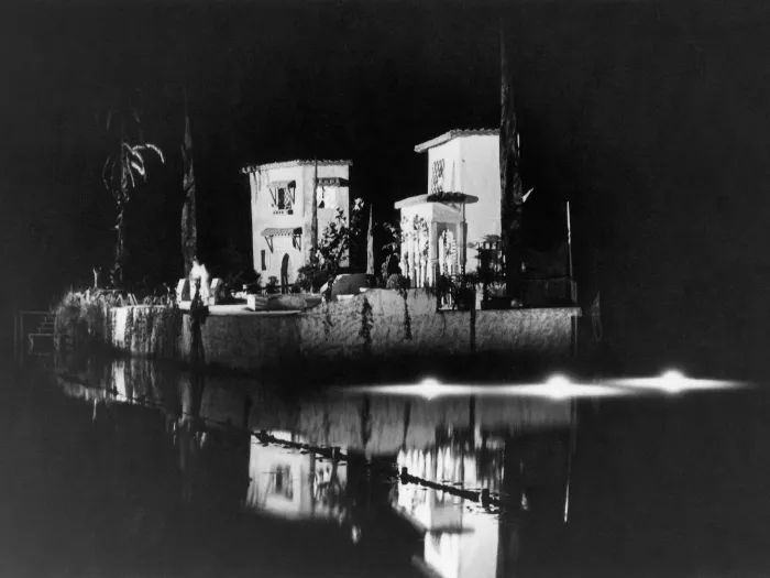 Kleine Insel im Wasser, südländische Häuser, Palmen - Bühnenbild für "Die Entführung aus dem Serail" 1947 auf der Seebühne