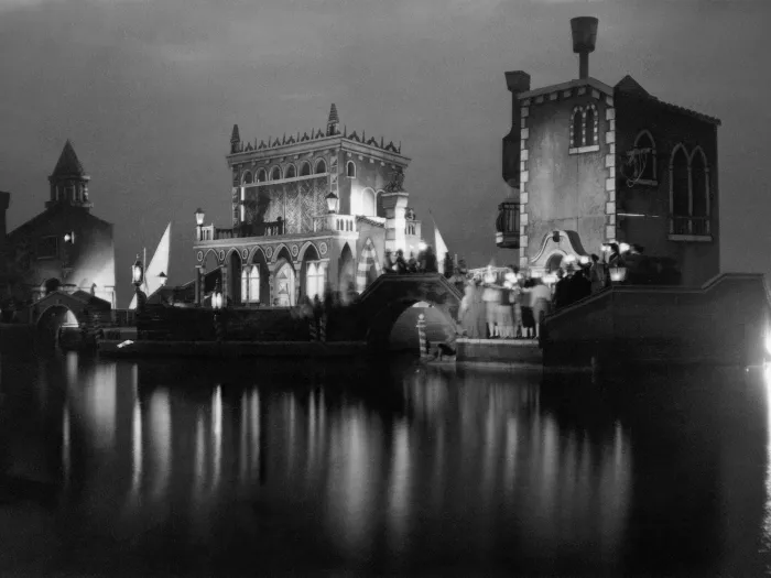 Drei Gebäude als Kulissen im Wasser, dekoriert, schwarz weiß - Bühnenbild für "Eine Nach in Venedig" auf der Seebühne 1948