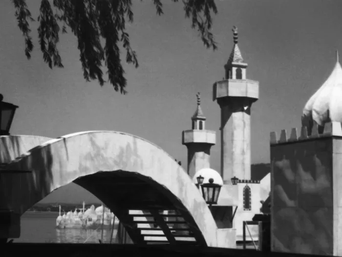 Orientalische Türme und eine Brücke sind zu sehen - schwarz-weiß Fotografie - Bühnenbild für "Tausendundeinenacht" auf der Seebühne 1949