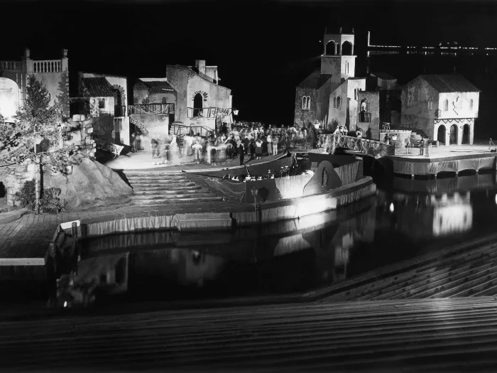 Ein Dorf aus verschiedenen Häusern ist auf der Seebühne aufgebaut mit Stufen, Bühnenbild, Seebühne 1950, Gasparone