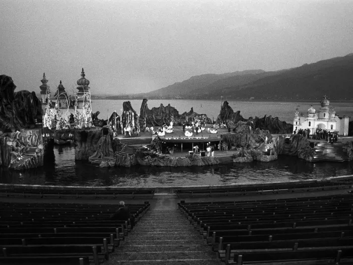 Szene aus "Oberon", 1977 auf der Seebühne, Felsen in unterschiedlichen Größendimensionen prägen das Bühnenbild, links und rechts befinden sich in die Felsen eingefasste Gebäude mit Türmen
