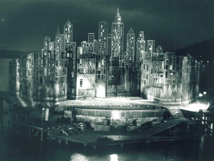 Szene aus "West Side Story", 1981 auf der Seebühne, angedeutete Stadtsilhouette mit heruntergekommenen Gebäuden, teils beleuchtet