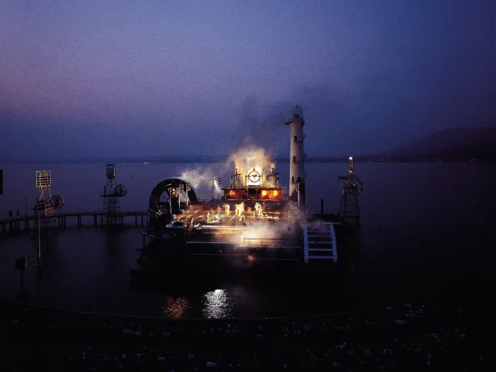Szene aus "Hoffmanns Erzählungen", 1989 auf der Seebühne, Leuchtturm, Nebeleffekte, mittig befinden sich kostümierte Darstellende 