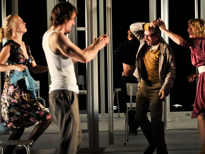 Szene aus "Kinder der Sonne", 2011 im Theater am Kornmarkt, vier kostümierte Darstellende tanzen