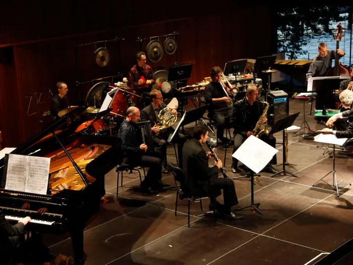 Szene aus "KAZ - Konzerte", 2011 im Festspielhaus, Orchester mit Dirigent zentral vorne auf der Bühne, seitliche Aufnahme von oben