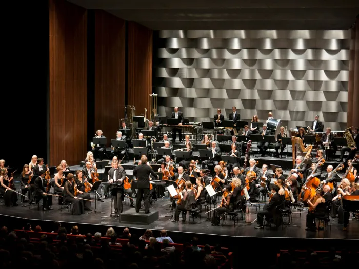 Szene aus "Hallé Orchestra Manchester", 2011 im Festspielhaus, Orchester mit Dirigent zentral vorne auf der Bühne, davor das Publikum