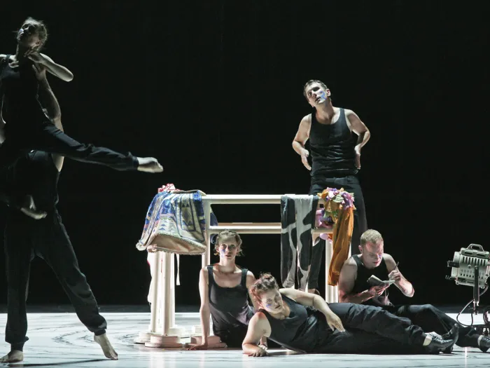 Szene aus "Nijinskys Tagebuch", 2012 im Theater am Kornmarkt, sechs Darstellende in dunkler Kleidung, zwei in Hebeposition, die anderen sitzen oder liegen