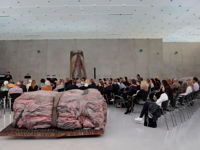 Szene aus "Einblick 1 – Die Idee", 2015 im Kunsthaus Bregenz, Publikum sitzt auf Stühlen, im Vordergrund eine große Kunstfigur