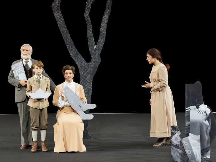 Szene aus "To the Lighthouse", 2017 im Festspielhaus, vier kostümierte Darstellende, eine Frau sitzt, ein Kind, zwei Frauen und ein Mann stehen, im Hintergrund ein zweidimensionaler Baum