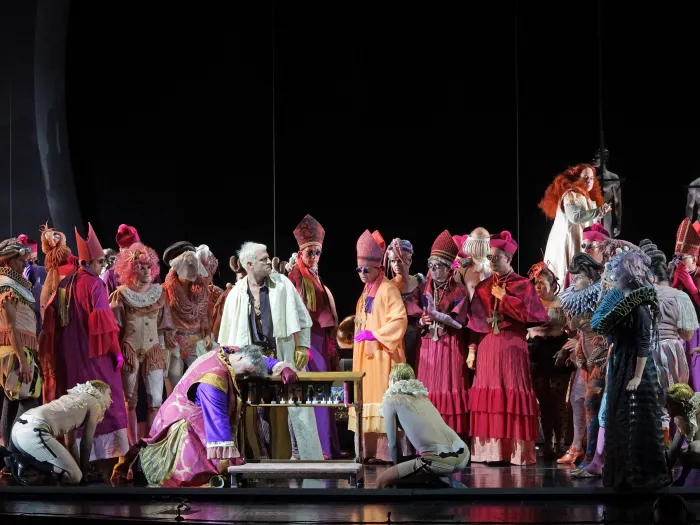Szene aus "Beatrice Cenci", 2018 im Festspielhaus, bunt-kostümierte Darstellende, dunkler Hintergrund 