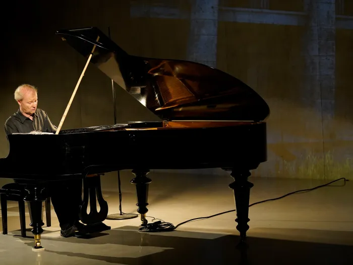 Szene aus "Konzert im KUB", 2018 im Kunsthaus Bregenz, Pianist spielt am Flügel