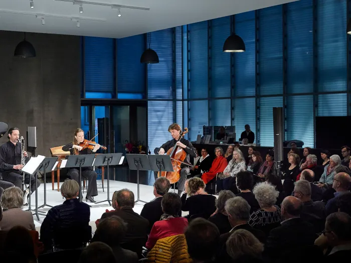 Szene aus "Einblick 1: Neues Projekt mit A. Moosbrugger", 2018 im Kunsthaus Bregenz, Musiker:innen auf der Bühne vor Publikum