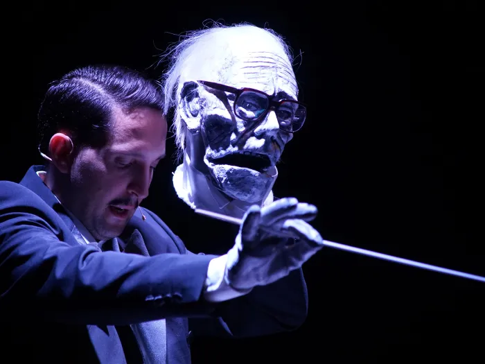 Szene aus "Böhm", 2018 im Theater im Kornmarkt, Habjan mit Puppe