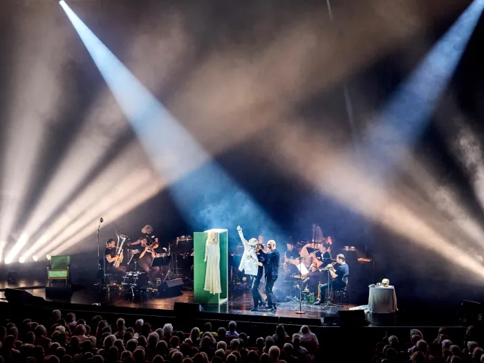 Szene aus "Die schöne Müllerin", 2023 im Festspielhaus, Musiker:innen auf der Bühne, Publikum davor