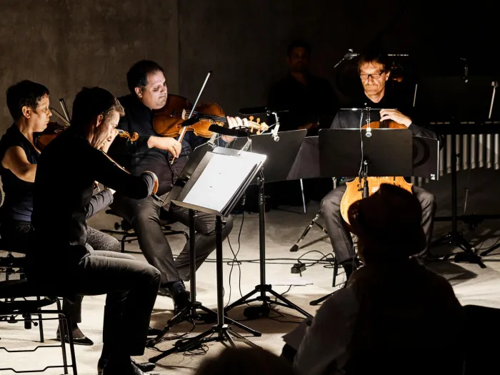 Szene aus "Konzert im KUB", 2022 im Kunsthaus Bregenz, vier Musiker:innen spielend vor Publikum
