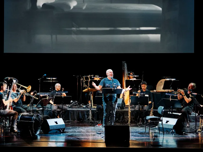 Szene aus "Alles wieder gut", 2020 im Festspielhaus, Musicbanda Franui spielt, Florian Boesch singt zentral