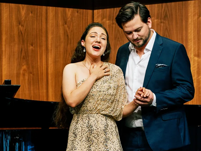 Szene aus "Musik & Poesie", 2020 im Festspielhaus, eine Sängerin beim Singen, ein Mann steht neben ihr, hält ihre Hand