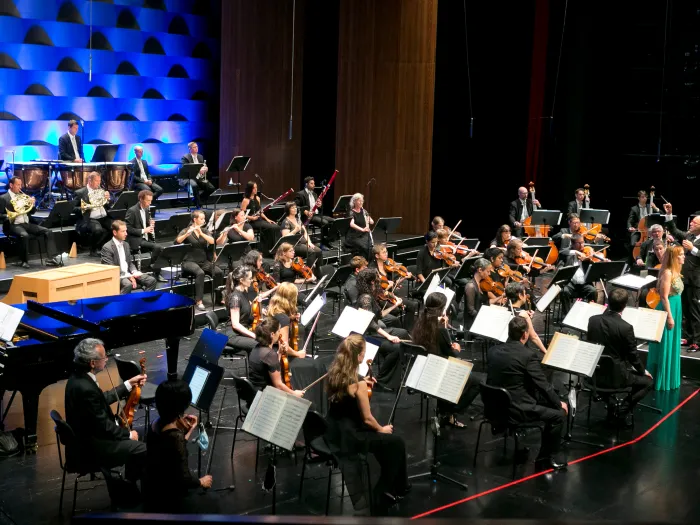 Szene aus "Symphonieorchester Vorarlberg", 2020 im Festspielhaus, Orchester mit Sängerin im Vordergrund