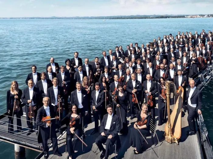 Wiener Symphoniker, gesamtes Orchester auf dem Steg zur Seebühne