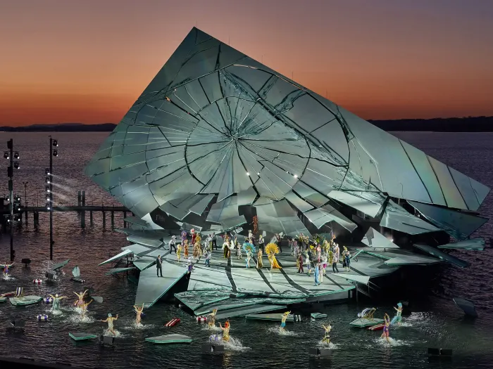 Bühnenbild von La traviata bei Sonnenuntergang