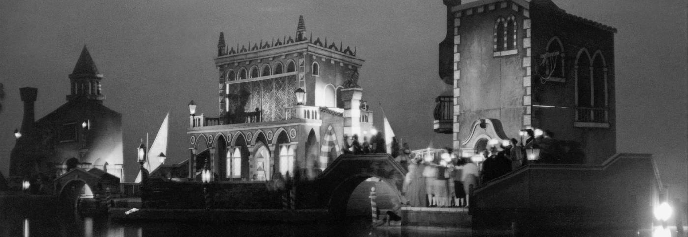 Eine Nacht in Venedig - Seebühne - Bregenzer Festspiele - Bühnenbild schwarz weiß