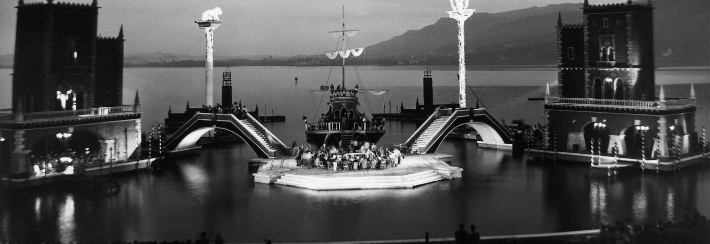 Eine Nacht in Venedig - Seebühne - Bregenzer Festspiele - Bühnenbild schwarz weiß