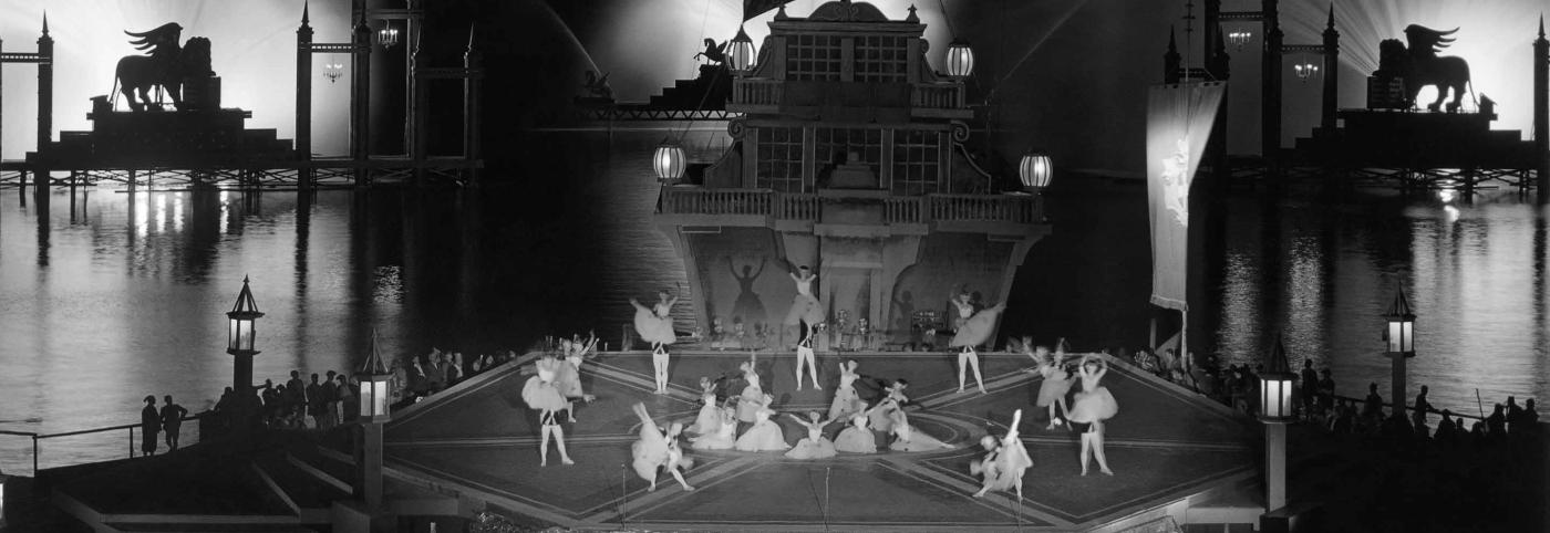 Eine Nacht in Venedig - Seebühne - Bregenzer Festspiele - Bühnenbild schwarz weiß
