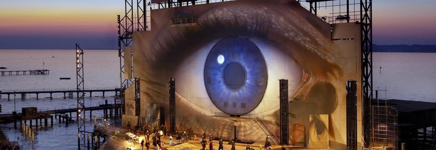 Tosca - Seebühne - Bregenzer Festspiele - Bühnenbild mit großem Auge