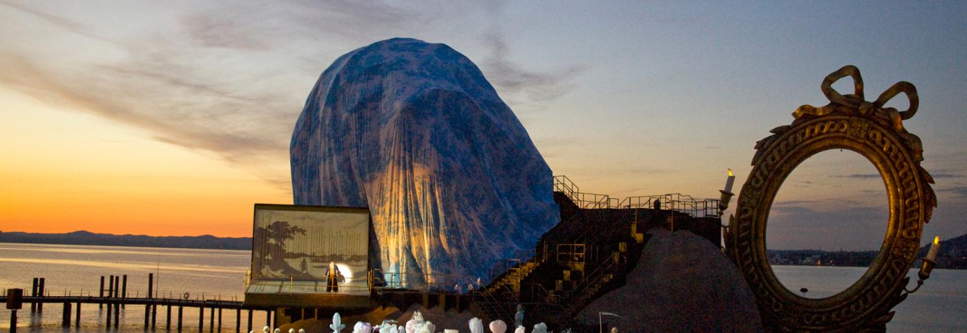 André Chénier - Seebühne - Bregenzer Festspiele - Bühnenbild bei Sonnenuntergang