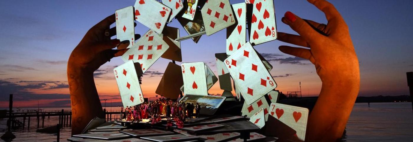 Carmen - Seebühne - Bregenzer Festspiele - Bühnenbild mit Spielkarten