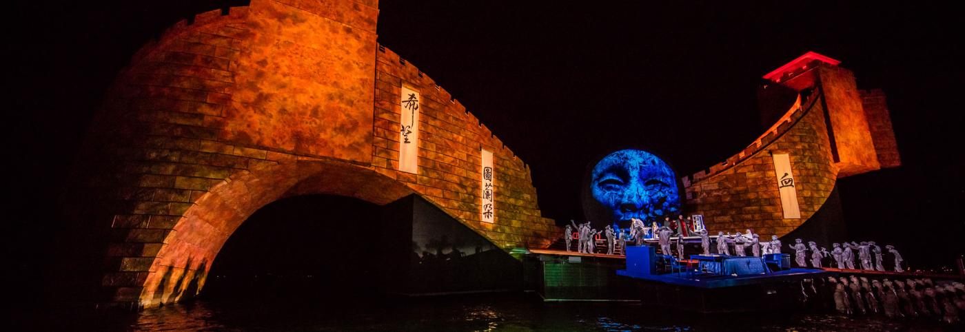 © Bregenzer Festspiele / Ralph Larmann Turandot-Seebühne-Bregenzer Festspiele-Bühnenbild bunt beleuchtet