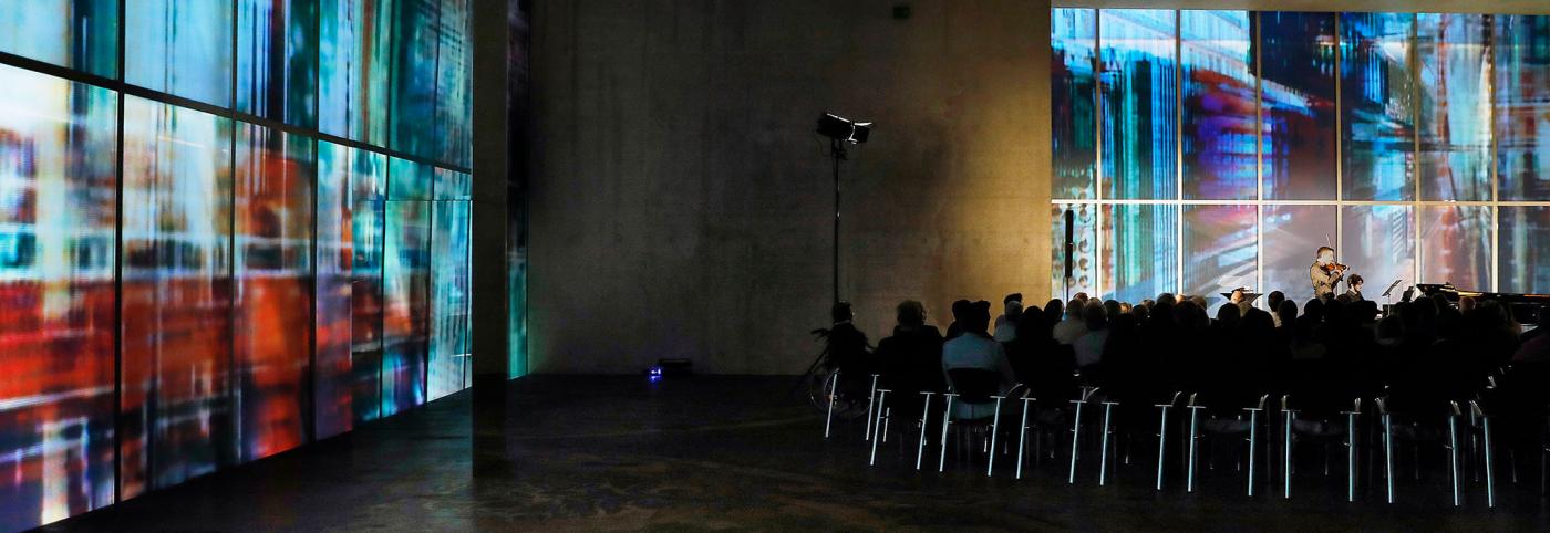 © Bregenzer Festspiele / Anja Koehler Konzert im KUB-Bregenzer Festspiele-Publikum von Hinten im Weitwinkel fotografiert