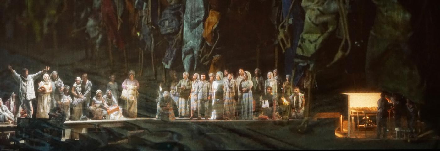 © Bregenzer Festspiele / Karl Forster Moses in Ägypten - Festspielhaus - Bregenzer Festspiele - Bühnenbild mit vielen SchauspielerInnen